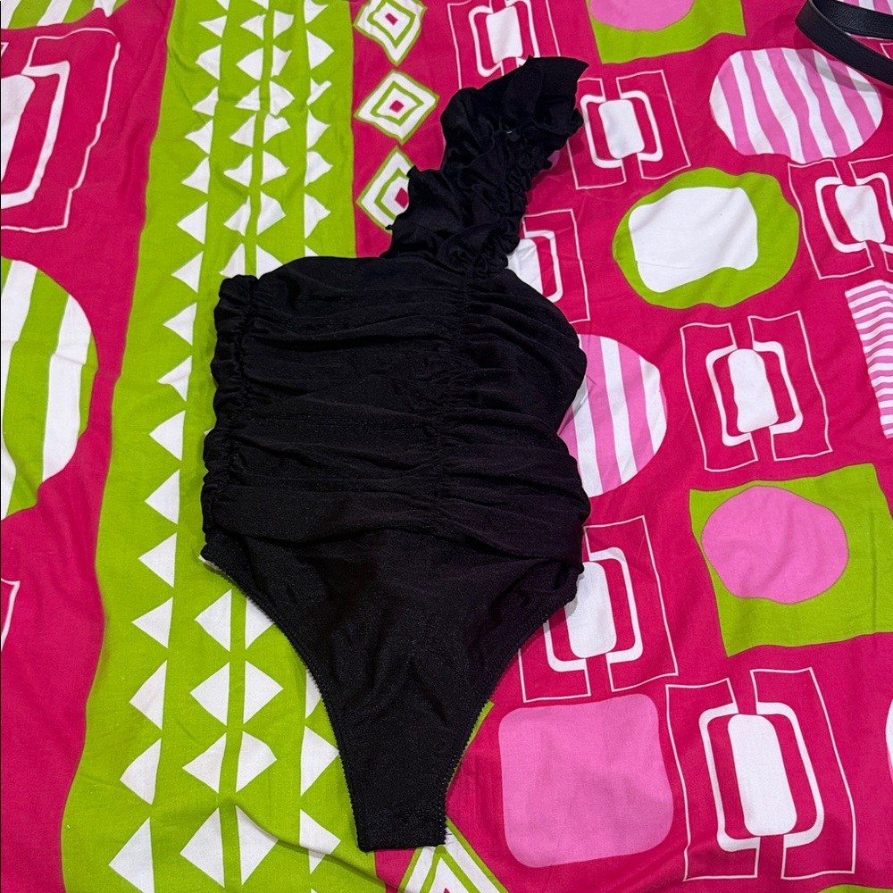 Elegant Black Ruched Bodysuit - Picture 6 of 6